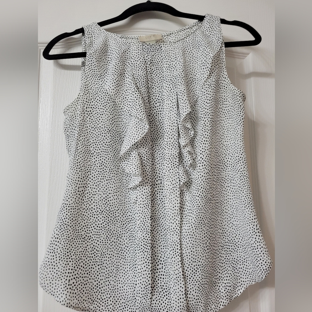 Sleeveless LOFT blouse, XSP with ruffle detail.